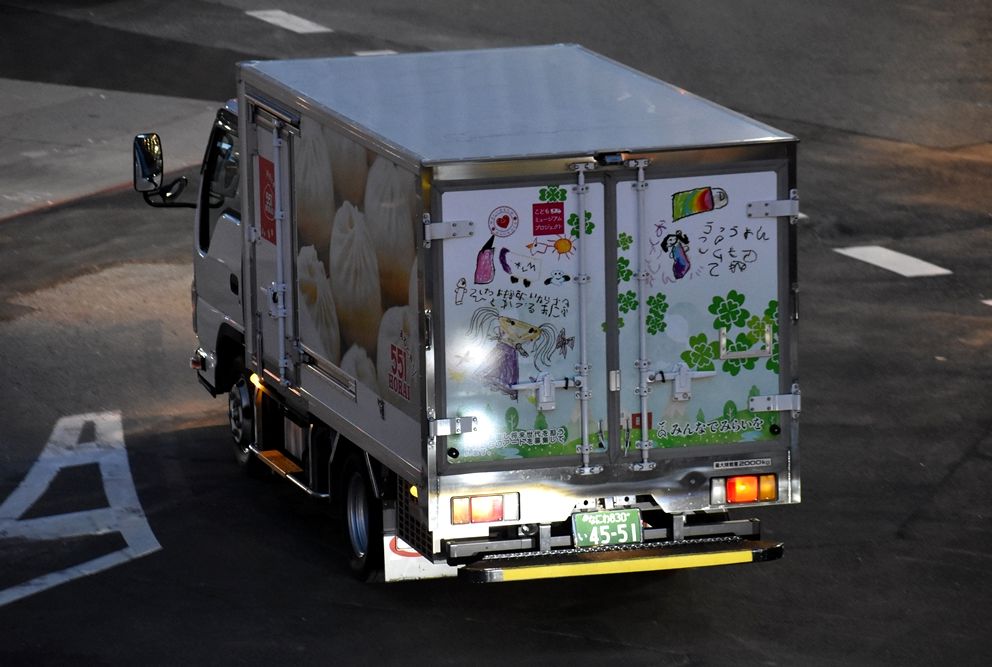 551蓬莱 配送トラック Ad Car S ラッピングデス