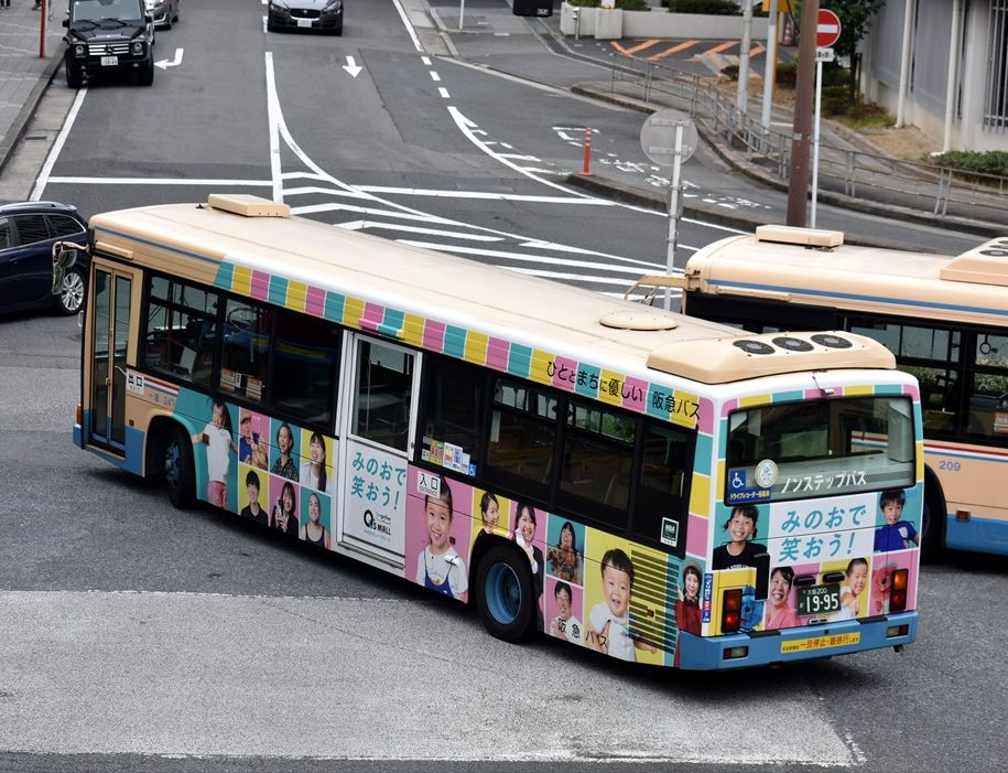 みのおで笑おう キューズモール 阪急バス Ad Car S ラッピングデス みのおで笑おう キューズモール 阪急バス Ad Car S ラッピングデス