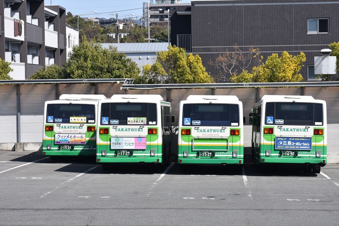 高槻市バス 緑が丘営業所にて : ad-car's ラッピングデス