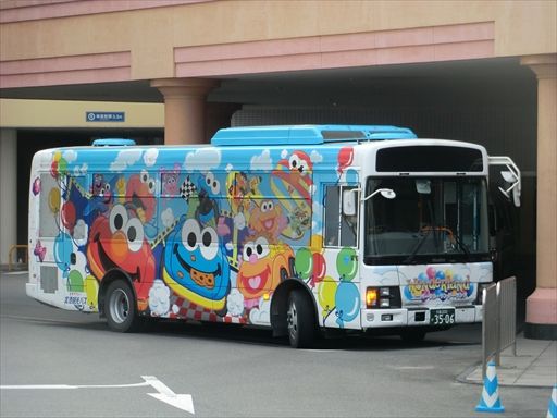 USJスタッフ用バス(北港バス) : ad-car's ラッピングデス USJスタッフ用バス(北港バス) : ad-car's ラッピングデス