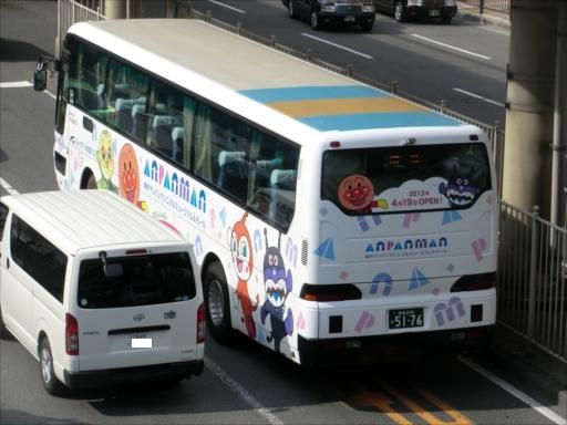 神戸アンパンマンミュージアム ジェイアール四国バス ad car s ラッピングデス