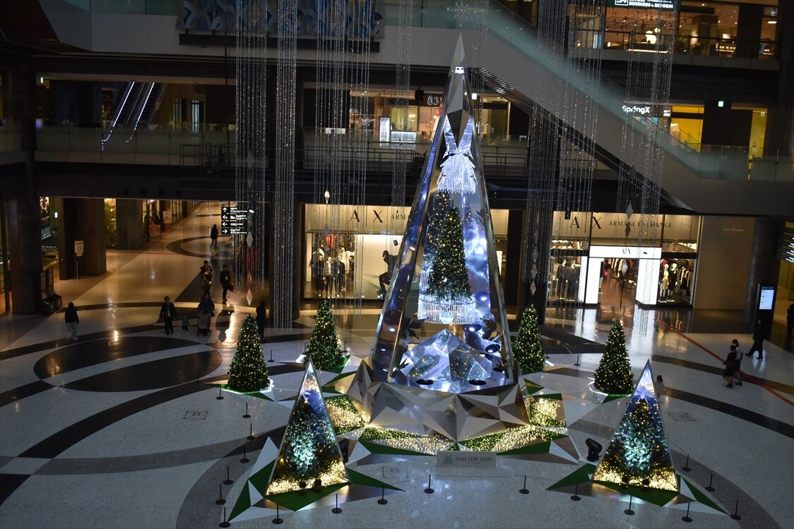 グランフロント大阪クリスマス2024 : ad-car's ラッピングデス