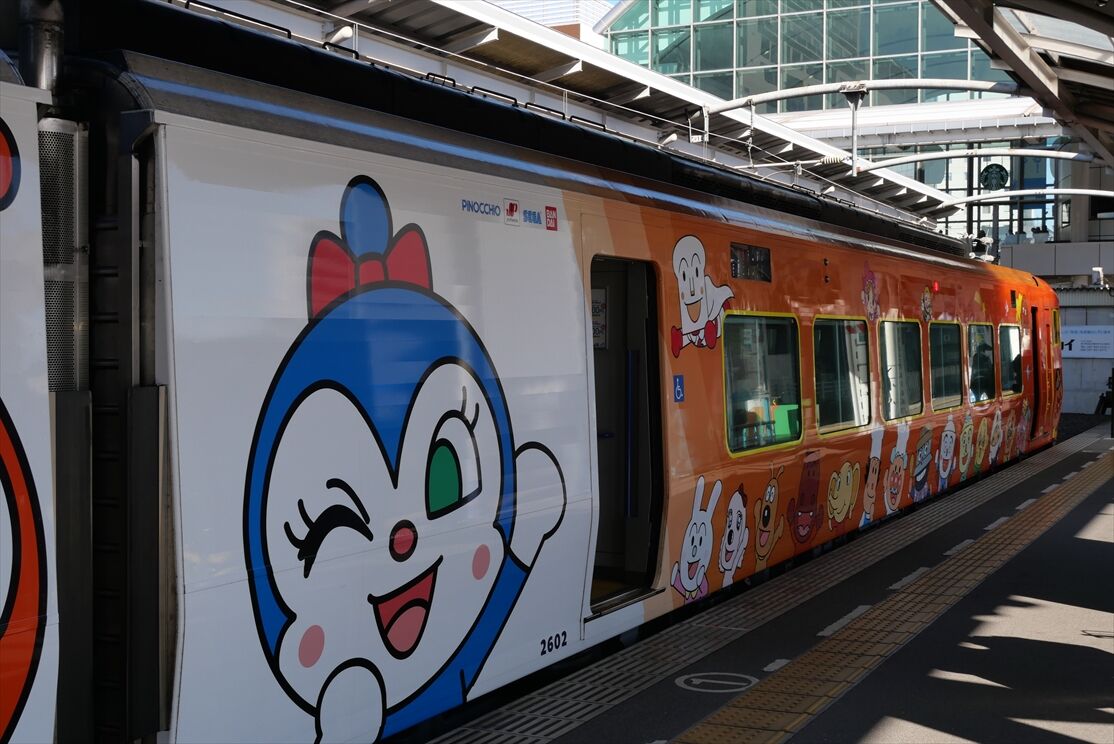 高徳線アンパンマン列車（JR四国） : ad-car's ラッピングデス