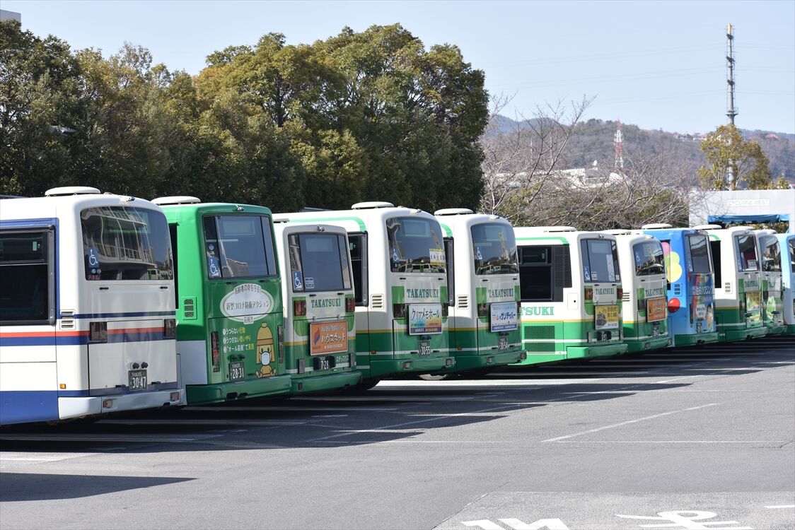 高槻市バス 緑が丘営業所にて : ad-car's ラッピングデス