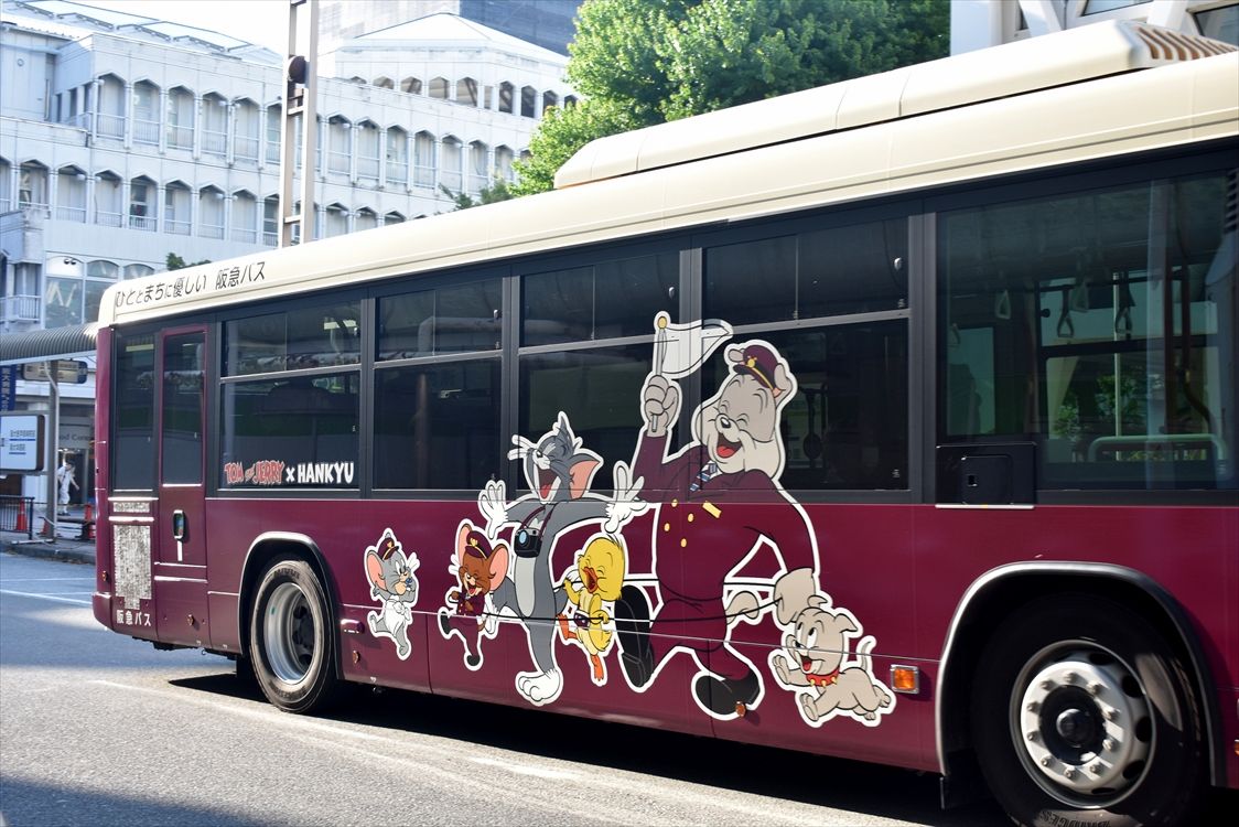 トムとジェリー×阪急電車「ラッピングバス1/80ディスプレイモデル（千里）」 TOM and JERRY×HANKYU】 「トムとジェリー」の装飾バスを運行