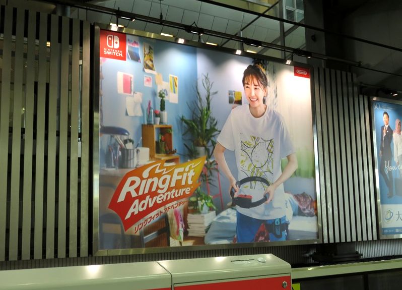 大阪駅の任天堂広告 Ad Car S ラッピングデス 大阪駅の任天堂広告 Ad Car S ラッピングデス