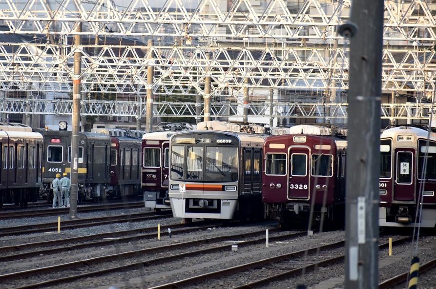 阪急7001f+8042f レア物同士のコンビ】阪急 8000系(8042F)+7000系(7001F) 特急