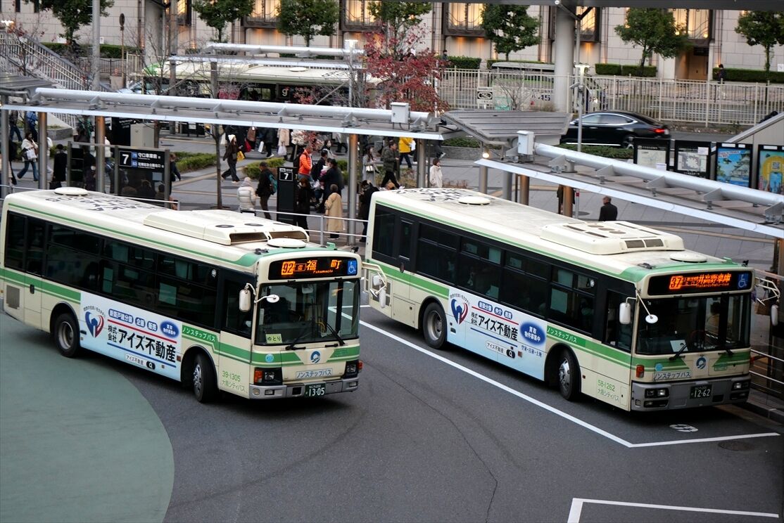 アイズ不動産（大阪シティバス）1305・1306 : ad-car's ラッピングデス