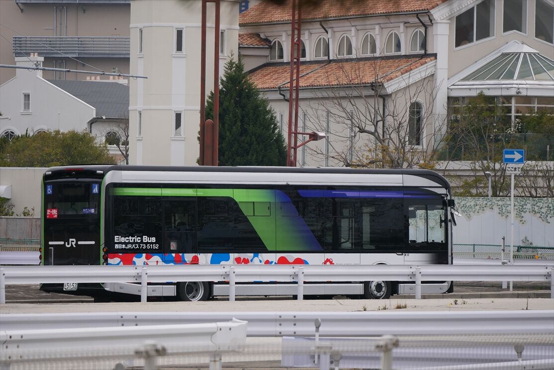 大阪関西万博・ミャクミャク（西日本JRバス） : ad-car's ラッピングデス