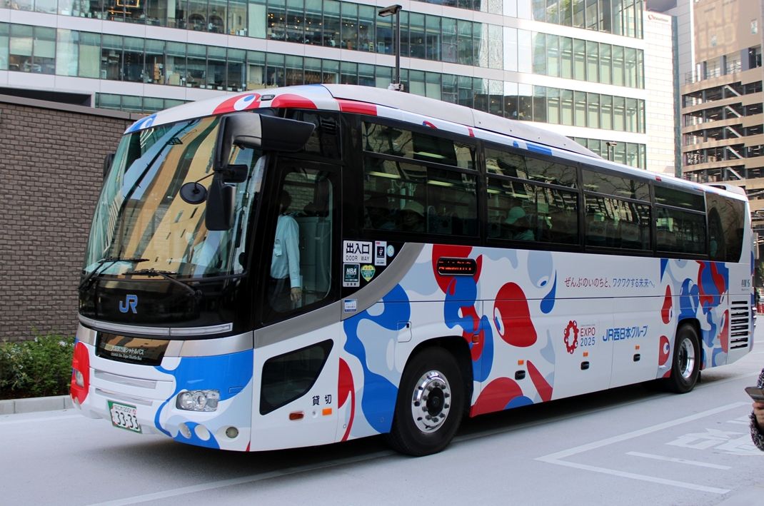 大阪・関西万博ミャクミャクバス Coming Soon🧐 当社で現在運行している ミャクミャクラッピング