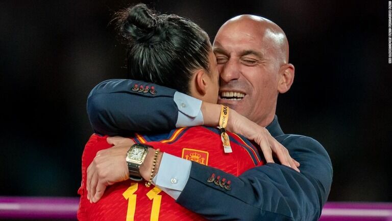 【悲劇】ヤバイ...W杯優勝の選手の唇にサッカー連盟会長がキスｗｗｗ