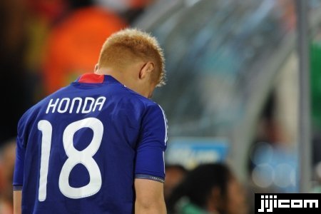 【悲報】サッカー日本代表のユニフォームでコンビニ行ったら小学生に笑われたの思い出したｗｗｗ