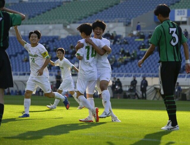 サッカーのスローイングって何で手が使えるの サカナビ サッカーのスローイングって何で手が使えるの サカナビ