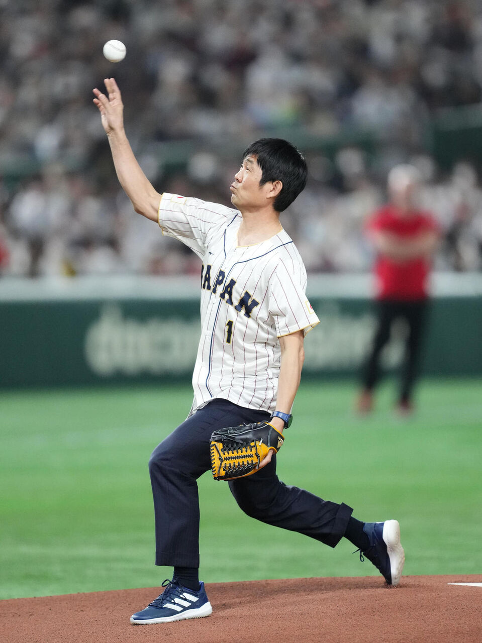 【朗報】森保一監督が始球式…ノーバウンド投球ｷﾀ━━━━(ﾟ∀ﾟ)━━━━!!