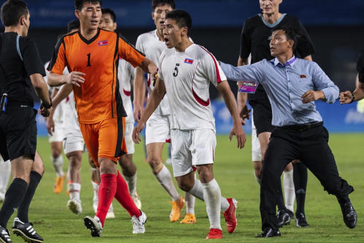 【悲報】男子サッカー北朝鮮DF、給水ボトルを強奪し日本スタッフを威嚇するxyxyxyxyxy