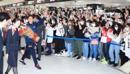 【衝撃】侍ジャパンが帰ってきた！空港が大混雑、警備規模もサッカーW杯を凌駕！