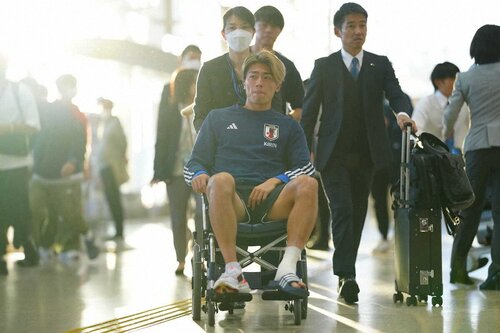 【悲報】サッカー日本代表、中村敬斗は車いす姿・・・・・