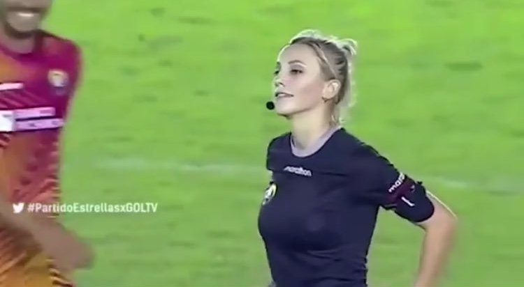 動画 美女審判 カードの代わりに別の物を出しサッカー選手をおちょくるwwwwwwwwww Jリーグまるわかり まとめkickoff