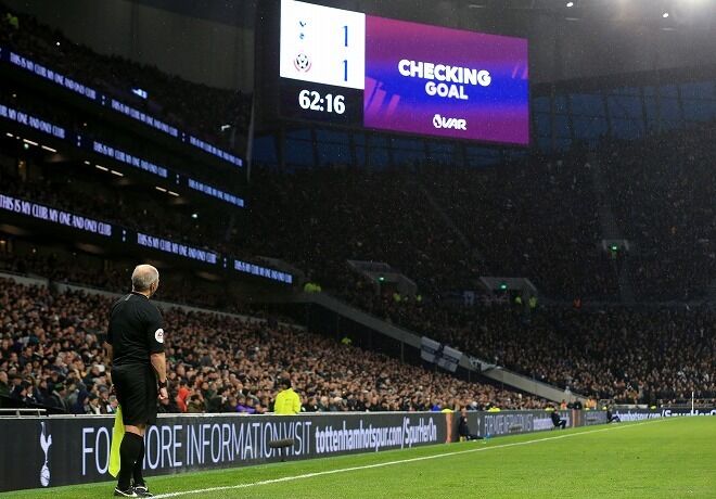 サッカー Jリーグ J1で導入するvarが判定に介入した場合 主審が見る映像を場内スクリーンでも流す方針 Jリーグまるわかり まとめkickoff