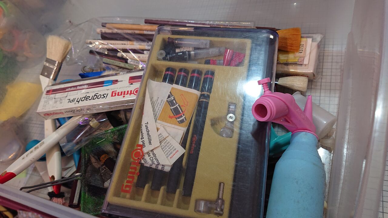 屋根裏から大量にマンガを描く道具や筆などが見つかる ロットリング カラス口 スプレーアート Blitzer ブリッツァー ホルベイン Wshinchan 令和
