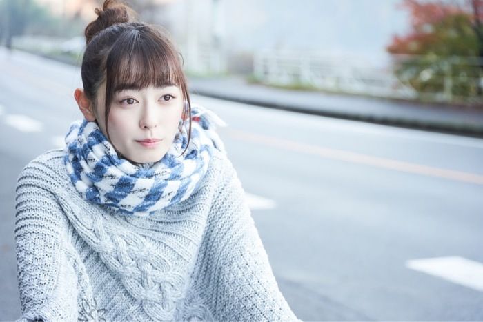ゆるキャン フルメイクの女優が寒い野外で暖かい格好でモコモコする