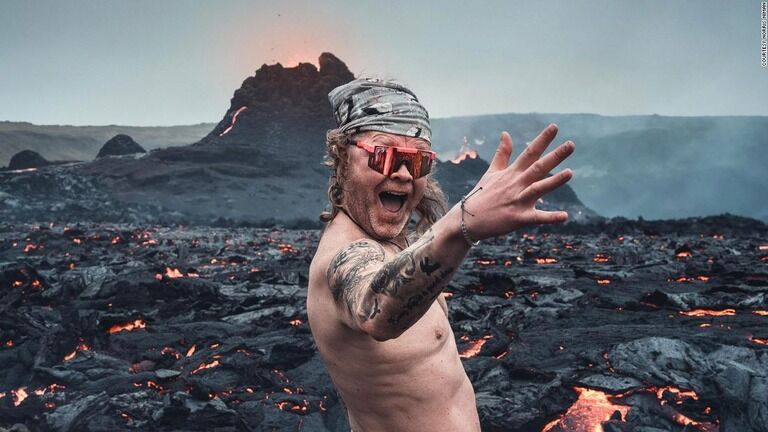 サングラスの写真を撮って Ok 火山噴火を背景に出来立て溶岩原でヌードで撮ろう アウトドア情報まとめアンテナ サングラスの写真を撮って Ok 火山噴火を背景に出来立て溶岩原でヌードで撮ろう アウトドア情報まとめアンテナ