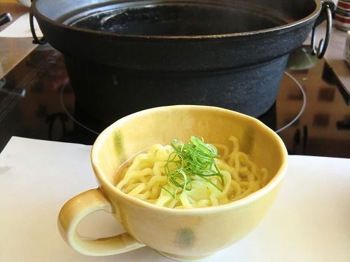 しゃぶしゃぶ・日本料理 木曽路 明石店〔仕上げに青葱をのせて、ラーメンの出来上がり。（スープはしゃぶしゃぶした後の汁と胡椒・塩などを混ぜた物）〕 (15)