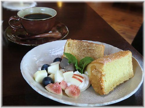 cafehousesumiyakikoya[
*おまかせケーキセット*600
*珈琲〔ストロング・マイルド・ライト〕or紅茶付き*
*シフォンケーキ・フルーツ（葡萄・無花果・林檎）・ホイップクリーム・チョコウェハース*
] (6)