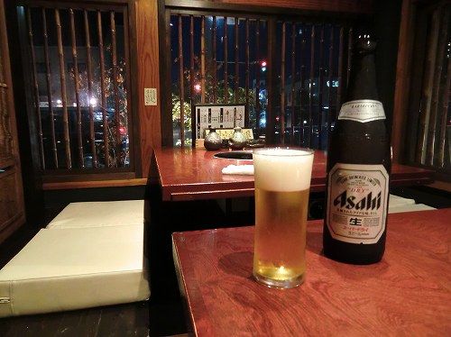 【焼肉の家 いちえん】 兵庫・加古川市加古川町寺家町／まずはビール。〔瓶ビールは他にサッポロラガー、生ビールはサッポロエビスビールが。〕  (3)