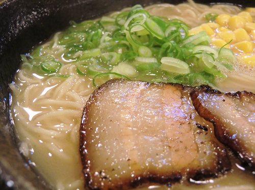 【麺屋 縁】兵庫県加古川市尾上町安田331-2：079-422-2001／ 
*えにしラーメン*
〔鹿児島産黒豚の旨みたっぷりの背油と、
厳選された純国産のとんこつを
14時間じっくり煮込んだ本格とんこつスープ〕
〔チャーシュー／コーン／青葱〕
(7)