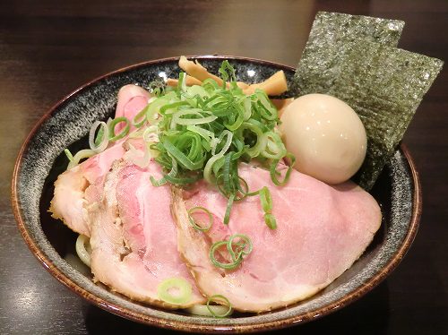 【つけ麺専門店 麺のまたざ】 兵庫・加古川市野口町長砂／ 
*得製にんにく背脂つけ麺*
〔つけ汁：得製つけ麺用のスープに別料金のトッピングの背脂とにんにくチップを投入しただけかな、別途専用スープを作っているのではなさそう。〕
〔麺：極太麺には、叉焼・味玉・メンマ・海苔・青葱のトッピング〕
 (12)