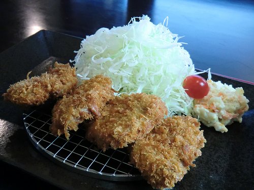 【お食事処 とんかつ・串かつ　心（こころ）】 (一口ヒレかつが４切れに、盛り盛りのキャベツ・ポテトサラダ・プチトマトが添えられて。)