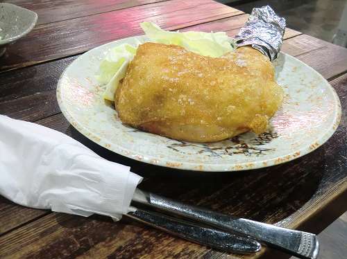 素あげ鳥 お食事処 一会（いちえ）／*骨付きもも（素あげ）*〔朝びき播州産鶏使用〕ナイフ・フォークで切りながらいただく。／ (13)