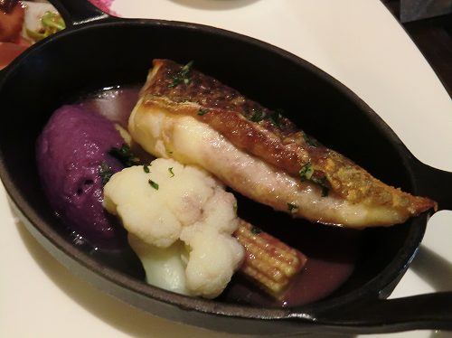 ザ・ロビーラウンジ（ザ・リッツ・カールトン大阪）／Pan-fried Sea Bass, Sweet Potato, Gremolata, Beurre Rouge
鱸のパンフライ スウィートポテト グレモラータ ブールルージュ
又はBlack Pork, Blood Orange, Grilled Bok Choy
黒豚 ブラッドオレンジ 青梗菜のグリル／ (7)