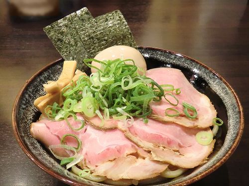 【つけ麺専門店 麺のまたざ】 兵庫・加古川市野口町長砂／ 
*得製海老つけ麺*
〔つけ汁：海老の風味は遠くに僅かに微かに。青ネギ・糸唐辛子のトッピング〕
〔麺：極太麺には、叉焼・味玉・メンマ・海苔・青葱のトッピング〕
 (8)