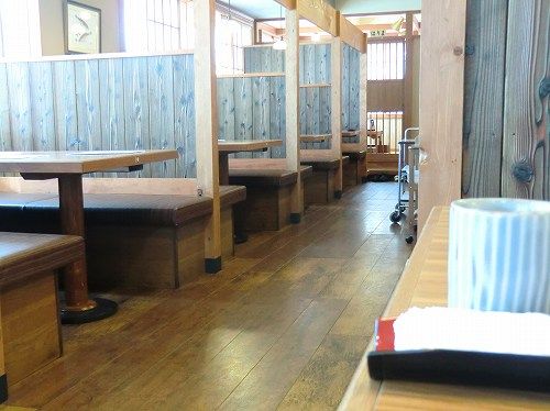 にぎり寿司・海鮮料理 播磨水産 加古川平津店 (温かいお茶とタオルオシボリ／店内は、カウンター・テーブル席・座敷が。)