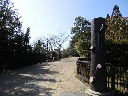 NARA HOTEL (創業100余年の歴史と伝統を誇る奈良ホテルは、風光明媚な奈良公園の高台に位置し、文化財指定の旧大乗院庭園に連なっている。瓦屋根の本館は桃山御殿風檜造り。和と洋を調和させた内装が、宮殿の香りを漂わせている)