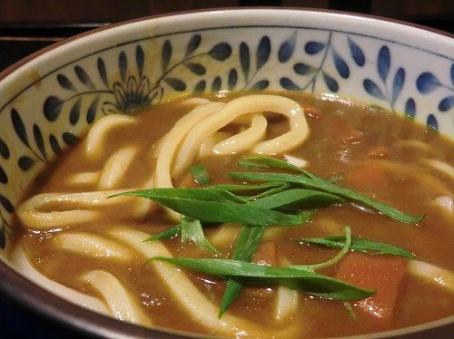 手打免許 さぬきうどん 琴 加古川店 (⑥カレーうどん：麺（モッチリとした中にコシが。不揃いな部分があり手打ちらしさが。）)