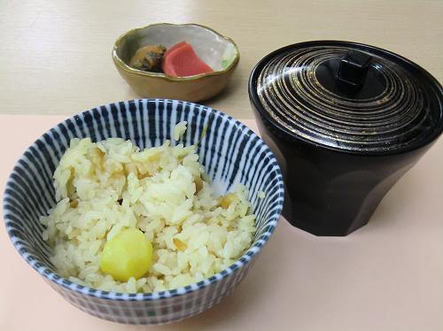 ＴＯＴＯシーウインド淡路：夕食／「食事」 *炊き込みご飯* 〔栗〕「香の物」 *紅蕪・高菜*留椀 *合わせ味噌仕立て*〔薄揚げ・三つ葉〕<／ (15)