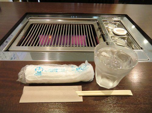 【焼肉 龍ＪＩＮ（りゅうじん）】 兵庫・神戸市西区竜が岡／
入店し、指定された席に着座。
オシボリとお水、お箸が置かれた。
店内はテーブル席が６卓と、元々はカウンターもあったみたい、今はテレビ台になってた。(笑)
 (3)