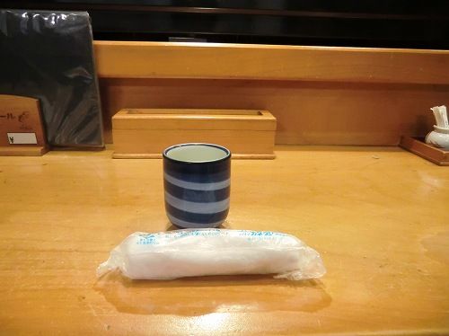 【西明石・日本料理・寿司 末廣 （すえひろ）】入店すると大賑わいで、かろうじて空いたいた板前のカウンターに座ると店内満席に。
席は他、テーブルと小上がりの掘り座敷も。温かい緑茶とタオルオシボリが置かれた。 (2)