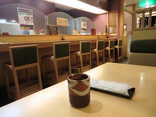 【鰻・和食 清白（ＳＵＺＵＳＨＩＲＯ）】〔②温かいお茶とオシボリ／店内は、テーブル席7.8とカウンター席、奥には個室も。〕 (2)