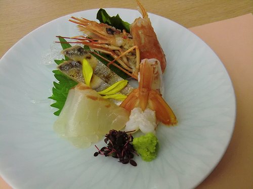 ＴＯＴＯシーウインド淡路：夕食／「お造り」 * 旬の魚介三種盛り（あしらい）* 〔赤海老・霜降り鰆・鯛〕／ (7)