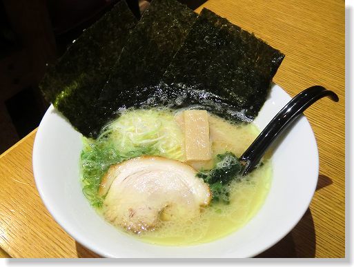 横浜ラーメン一心家(TONKOTSU RAMEN issin-ya)∥
*元祖ラーメン*【とんこつ塩】〔こだわりの豚骨スープを塩タレで合わせることによって、豚骨醤油よりもマイルドに仕上がっています。隠し味として魚介を使った塩タレは、至極の甘さがコクを出し、他では味わうことのできない自慢の一品です。〕
745（690）
∥ (10)