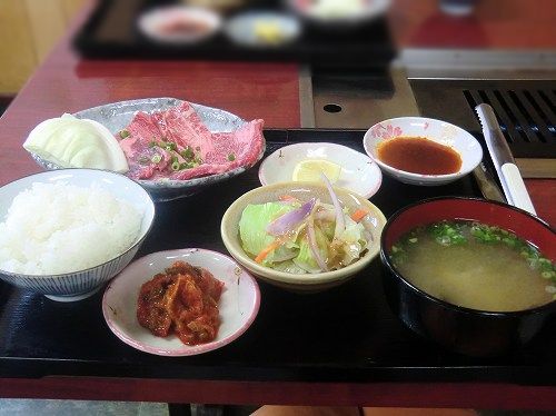 【焼肉 はるちゃん】 兵庫・三木市別所町西這田／*上アバラ定食*〔上アバラ・一品・キムチ・ライス・味噌汁〕トングは各自に。
 (4)