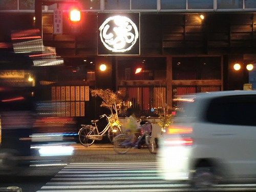 【焼肉の家 いちえん】 兵庫・加古川市加古川町寺家町／>✣店舗外観✣ 【黒毛和牛雌牛専門店 焼肉の家 いちえん】（株式会社THINK） (くろげわぎゅうめすうしせんもんてんやきにくのいえいちえん) (クロゲワギュウメスウシセンモンテンヤキニクノイエイチエン) (kurogewagyuumesuushisenmontenyakinikunoieichien) ◆住所：兵庫県加古川市加古川町寺家町352-4 ◆電話番号：079-427-7373、050-5786-1974 ◆定休日：無休、年末年始(12／31・1／1) ◆営業時間：月～木・日 17:00～24:00 　　　　　 金・土 17:00～翌1:00 ◆駐車場：あり13台（店舗前・平面・無料）（レポスの駐車場なら200円キャッシュバック） ◆クレジットカード：利用可能（VISA MasterCard UC DC UFJ ダイナースクラブ アメリカン・エキスプレス JCB NICOS MUFG ） ◆お手洗い：洋式 ◆煙草：受動喫煙対策なし、全席喫煙可能 ◆THINK　飲食店　焼肉　居酒屋　いちえん　とりとんたん　源べえ　ホルモン　　株式会社THINK　加古川 ◆電車でお越しの方へ　最寄り駅：JR加古川駅南口から徒歩5分　車でお越しの方へ　加古川インター降りて南へ3分。駐車場13台有り。 (1)