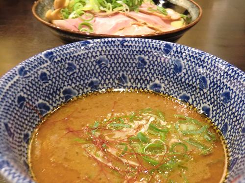 【つけ麺専門店 麺のまたざ】 兵庫・加古川市野口町長砂／
*得製海老つけ麺*
〔つけ汁：海老の風味は遠くに僅かに微かに。青ネギ・糸唐辛子のトッピング〕
〔麺：極太麺には、叉焼・味玉・メンマ・海苔・青葱のトッピング〕
  (6)