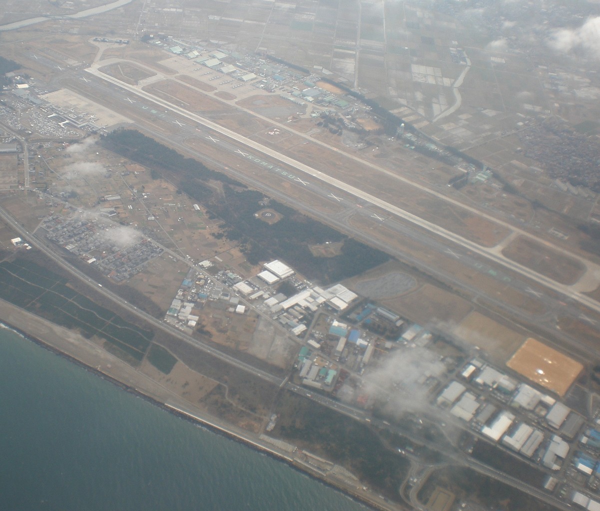 X 小松空港の仮滑走路 旧海軍航空基地