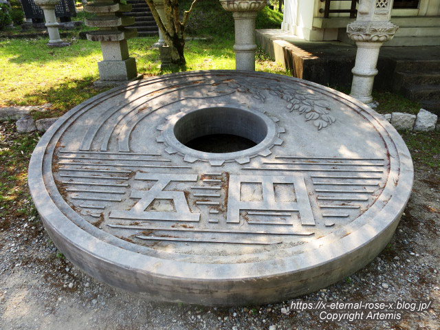 石？玉？の大きな中国的置物 皇帝車？ 太陽公園 石のエリア 石貨
