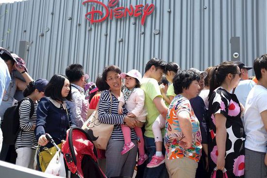 ミッキーマウスが中国語を話す テーマパークがアジアに着目 香港メディア 新華ニュース